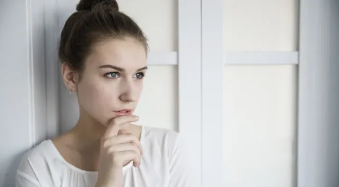 생각이 많을수록 스스로를 힘들게 만드는 사람들의 공통 습관 4가지