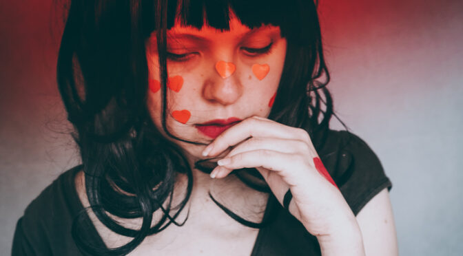 괜찮은 척할수록 마음이 고립되는 이유 4가지